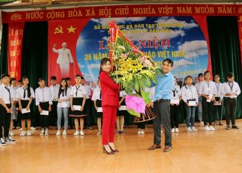Về thăm trường cũ, nữ doanh nhân trẻ tặng học bổng đến học sinh hiếu học