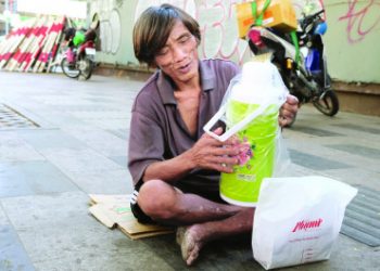 Mùa dịch, mỗi người sống cực hơn một chút vậy