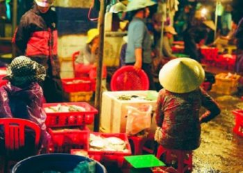 Hoa mắt với lịch trình của 3 ca mới ở Quảng Ngãi: Đến đám tang, bán bánh mỳ ở chợ