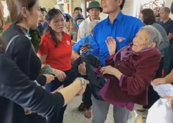 Thương xót cụ bà liệt giường, Thủy Tiên tự phá lệ từ thiện