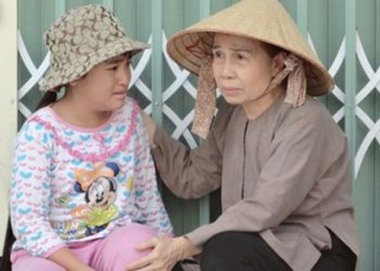 Cuộc đời buồn của nghệ sĩ Ánh Hoa: Mất chồng và 4 con, phải nghỉ hát bán cơm tấm