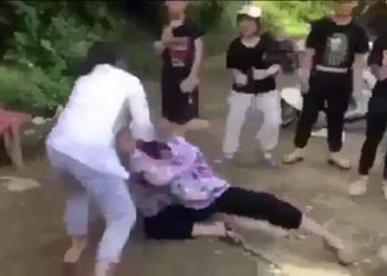 Nữ sinh lớp 8 bị nhóm bạn học “quây” kín, đánh hội đồng dã man gây bức xúc