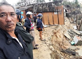 Người dân Hội An thẫn thờ nhìn bờ biển Cửa Đại, An Bàng tan hoang, hàng loạt căn nhà bị sóng biển “nuốt chửng”