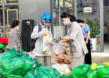 Nông sản ngoài vùng dịch cũng xếp lớp chờ “giải cứu”, có bất thường?