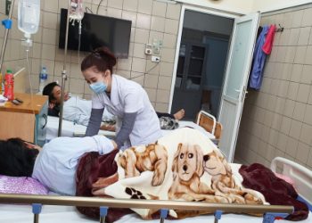 Bác sĩ bỏ bệnh viện công không chỉ vì thu nhập