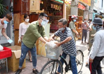 Ấm lòng cơm tặng người nghèo mùa dịch