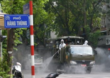 Xe đặc chủng phun khử khuẩn nhiều nơi trên đường phố Hà Nội