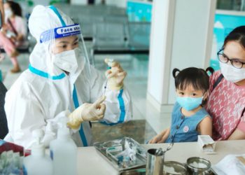 Dù dịch, đừng quên các loại vắc xin ngừa bệnh cho trẻ