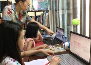 Học online: Ở nhà mẹ cũng là cô giáo