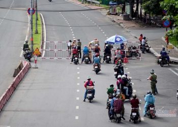 TP.HCM: Người khỏi bệnh hoặc đã tiêm 1 mũi vắc xin có thể được ra đường