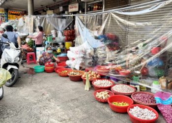 Chợ truyền thống ở TPHCM: Bên trong đìu hiu, bên ngoài tấp nập