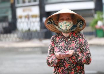 “Lén” bán vé số dạo để góp tiền uống thuốc