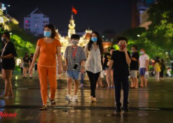 Dịch mới hạ nhiệt, phố đi Nguyễn Huệ đã đông như hội