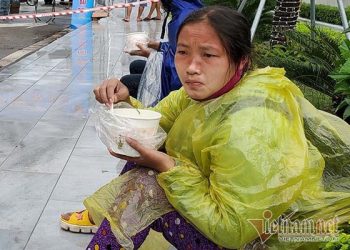 Vượt 1.000 km về quê, ấm lòng với bát cháo nóng trong mưa