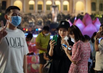Trung tâm TPHCM kẹt xe, nhiều người “quên” mang khẩu trang khi đi chơi Giáng sinh
