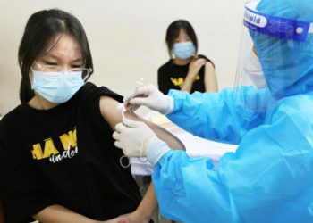 Tăng tốc tiêm vắc xin để ngăn ngừa biến chủng Omicron
