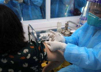 Xét nghiệm hai lần mới được tiêm mũi ba?