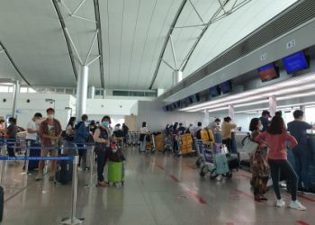 Sân bay Tân Sơn Nhất chưa hạ nhiệt, xe công nghệ, taxi đua nhau “chặt chém”
