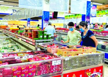 Người tiêu dùng thắt chặt chi tiêu trước “bão giá”