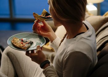 4 SAI LẦM TRƯỚC KHI ĐI NGỦ GÂY TÍCH MỠ BỤNG MÀ CHỊ EM THƯỜNG MẮC PHẢI