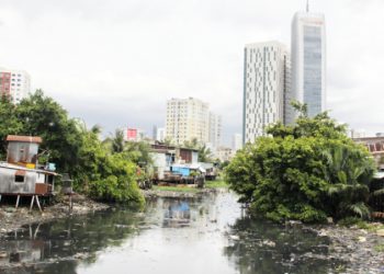 Cuộc sống tạm bợ trên những kênh rạch ì ạch chỉnh trang