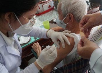TPHCM tiêm nhắc lại vắc xin phòng COVID-19