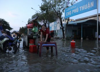 Triều cường dâng cao, người dân TPHCM bình thản buôn bán giữa dòng nước