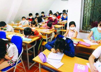 Vì sao học sinh tiểu học cũng đua nhau học thêm?