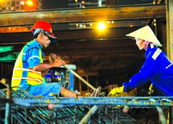 Công nhân hối hả trên những công trường không ngủ