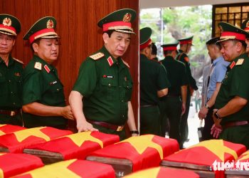 Đại tướng Phan Văn Giang dâng hương tưởng niệm các anh hùng liệt sĩ tại công viên Lê Thị Riêng